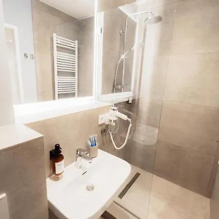 Nuva - Friesenplatz Apartman *